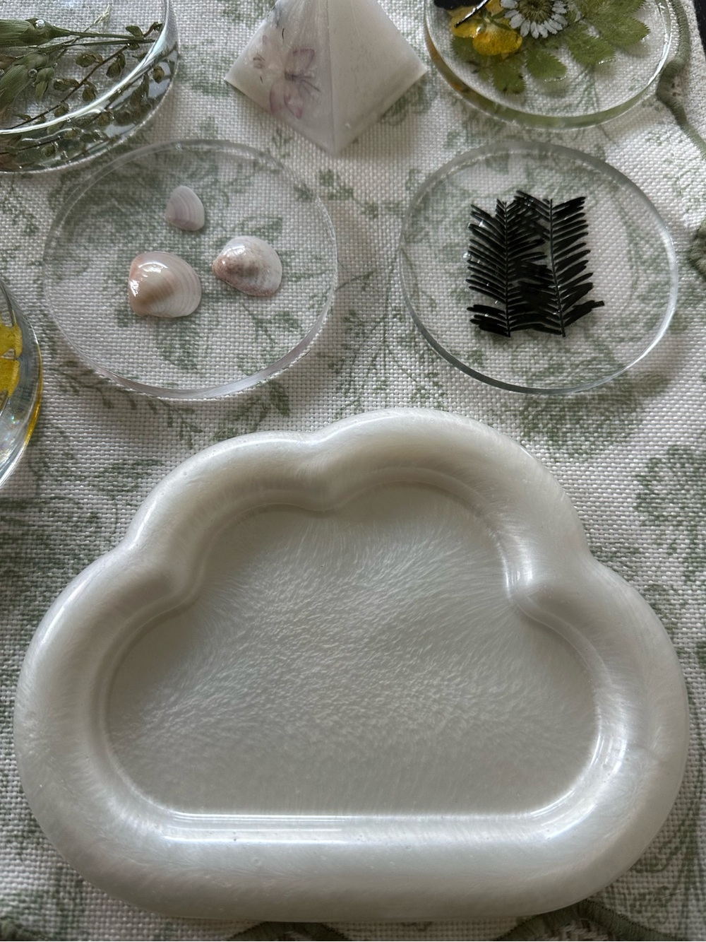 Hand Crafted Pearl White Cloud-Shaped Necklace Tray